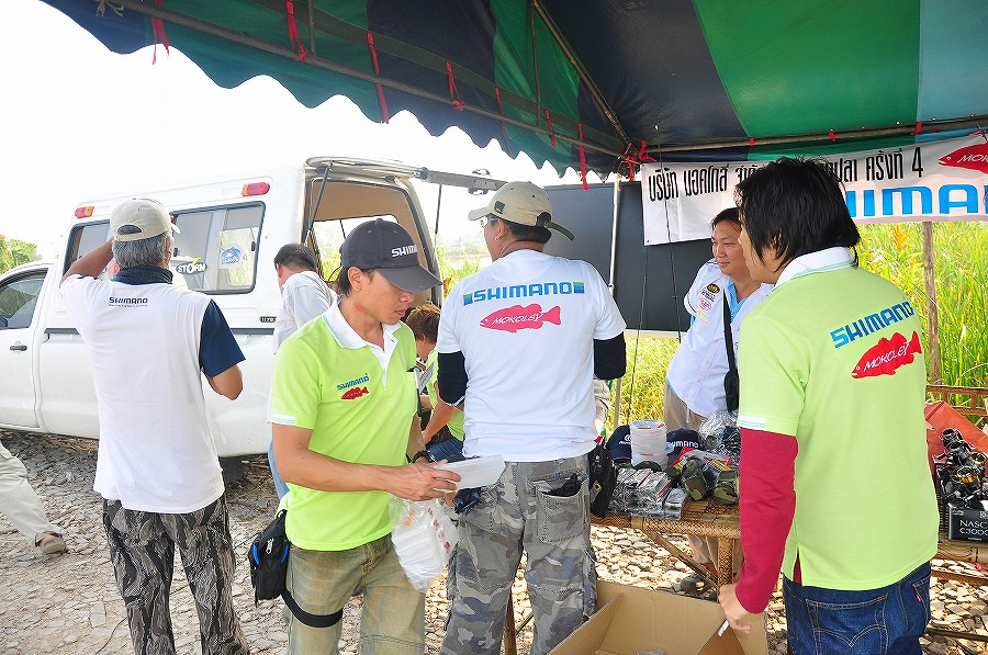 คณะกรรมการเดินวุ่นเลยครับ เช็คของรางวัลจนมึนตึบเลย เยอะมาก ๆ  :spineyes: