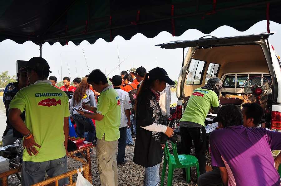 ของรางวัลมากมายจนแขกผู้มีเกียรติมาชมกันเยอะครับ  :grin: