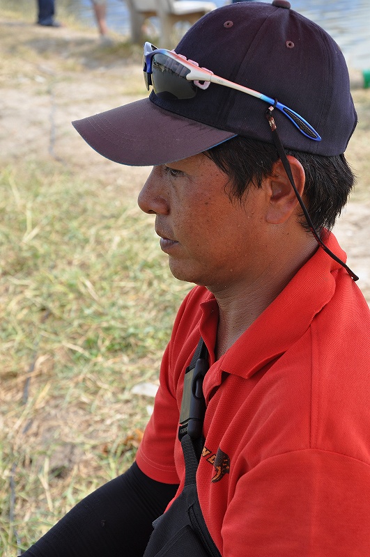 น้าโม่งกับร่มเงาที่มีร่มกางอยู่  :grin: