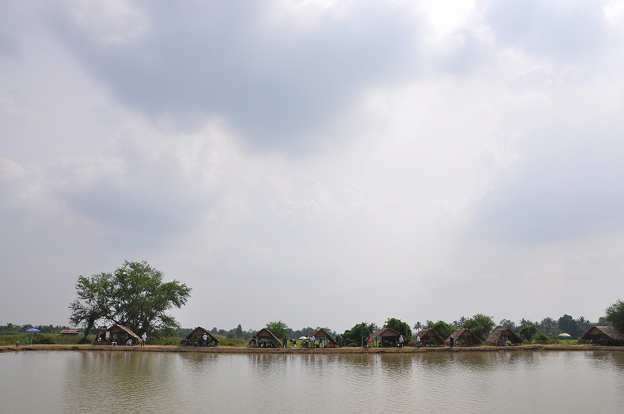 ท้องฟ้ากับแดดที่ส่องลงมาสะท้อนกับน้ำสีขุ่น  :grin: