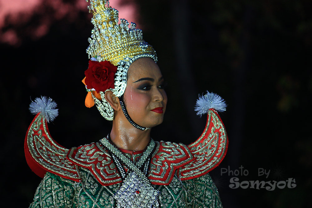 พระราม........

   เห็นภาพนี่แล้ว  ผมต้องขอบคุณนักแสดงโขน ทุกท่านจริงๆครับ  วันนั้น อากาศร้อน อบอ้