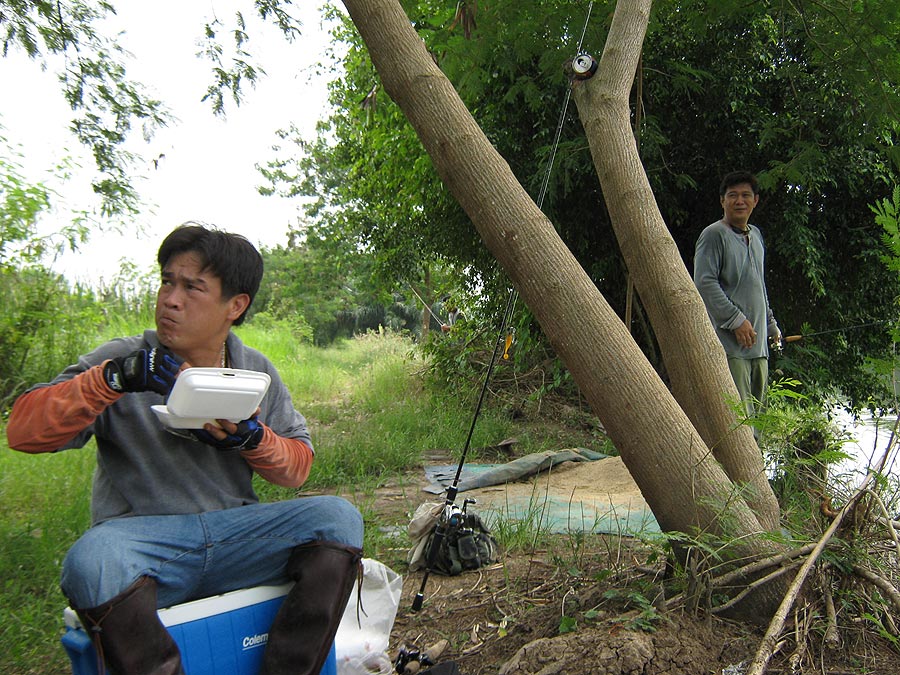นโปเลียน กล่าวไว้ว่า กองทัพ ต้องเดินด้วยท้องครับ เพราะถึงบ่อตอนบ่ายกว่า ๆ  
