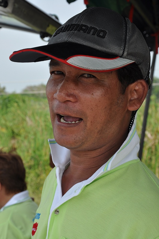 ตาแหมว ........................ หัวไข่ดาวครับ ........................ เซลส์อีกท่านของมอคโกลี่  :lau