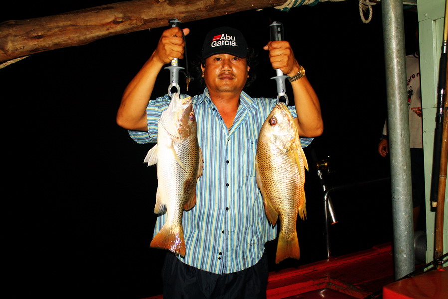 หวัดดีครับ น้า fishingtour...........


ตกได้ตัวนึง ยืมมาอีกหนึ่ง ซะงั้นพระเอก....

 :laughing: