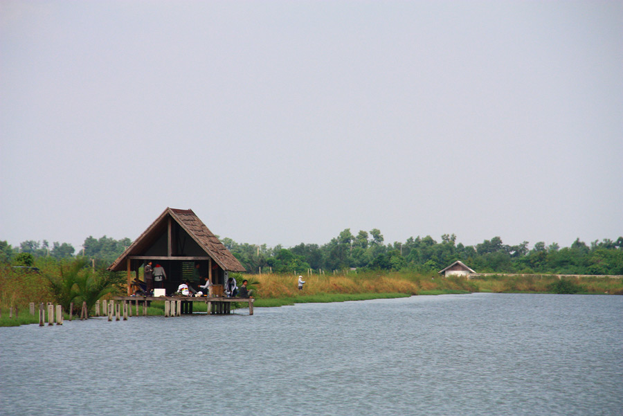 บ้านพัก ศาลาริมน้ำกลางบ่อ ยังคราคร
