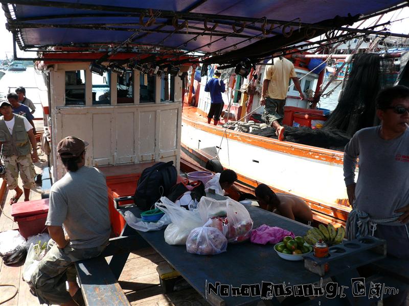 สมาชิกชุดสุดท้ายมาถึงก็ขนของลงเรือกันอย่างด่วน เพราะต้องใช้เวลาเดินทางหลายชั่วโมง:laughing: