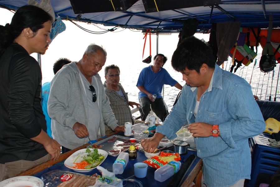 หลังจากนั้น ปลาก้อกินน้อยตัวลง ทีแรก ปลากินเรา ตอนนี้ เราขอกินปลาบ้าง ซูซิ ปลาเรนโบว์ สดๆๆ ที่สุดของ