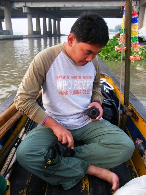 ดูดู๊ดู...ตาเก่ง...แทนที่จาลงเรือมาแย้ว...จารีบเตรียมพร้อมรบกับข้าศึก...ดันรีบคว้ากล้องซะนี่... :gri