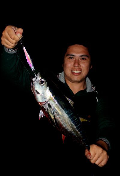 ตัดมากลางคืนครับ เพราะระหว่างทางลากกลับก็เจอ วาฮู ทั้งนั้น
น้องบอสก็สอย yellowfin มาตัวนึง ด้วยเหยื