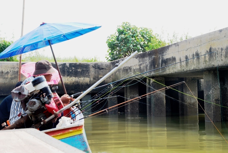 ไต๋บำ...เล่นมาเทียบรัศมีเลยคร้า...แบบว่า...ท้ายเรือ...ชนหัวเรือเลย... :ohh: :ohh:


 [b]มานจานักเ