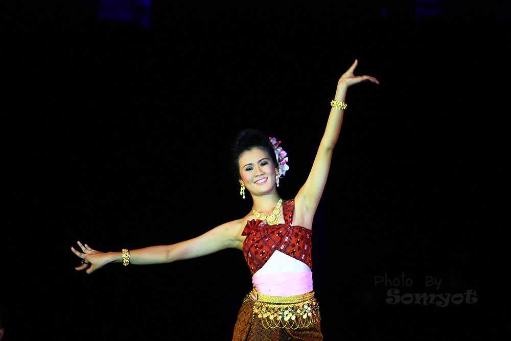 นางรำ  ยิ้มสวย ตลอดการแสดงเลยครับ  กดมาเพียบ แต่เบลอซะส่วนมาก...........มือสั่น  :laughing: :laughin