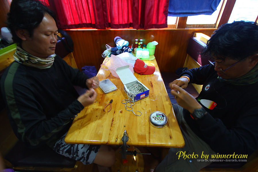 ด้านนอกอัดปลาข้างในก็ผลิตเบ็ด :grin: :grin