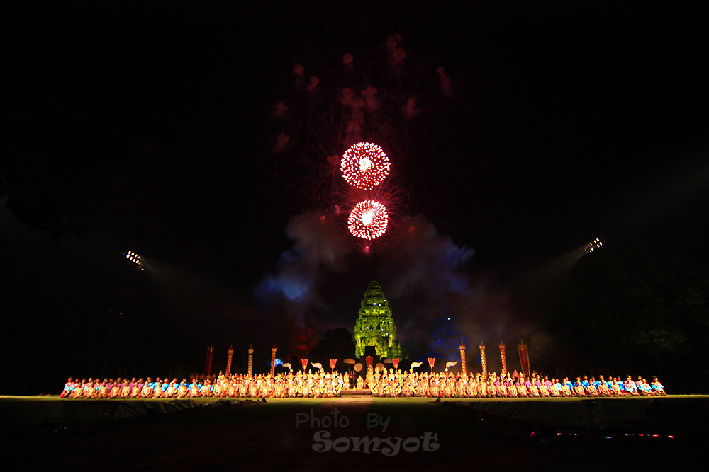 และช่วงท้ายสุดของงาน  รวมนักแสดง  ทั้งหมด