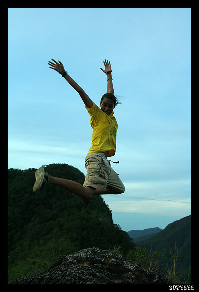 ภาพ : Borebee

แล้วโจ้จะยอมได้หรือ......  :laughing: :laughing:
ด้านหลังนั่นล่ะค่ะ ยอดเขาแหลม ครา
