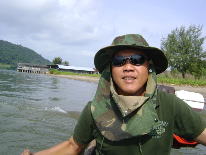 พี่หน่องใจดีมากครับ ขับเรือให้พวกเรายืมเป็นเรือพลาสติกรำไม่ใหญ่มากนัก พอนั่งได้ซักสี่คน เพื่อที่จะได