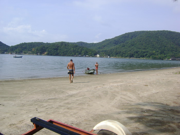 อาลเฟโดล์ กับ จอนนี่ ขนของขึ้นเรือ เตรียมตัวจะข้ามไปที่เกาะจุฬา