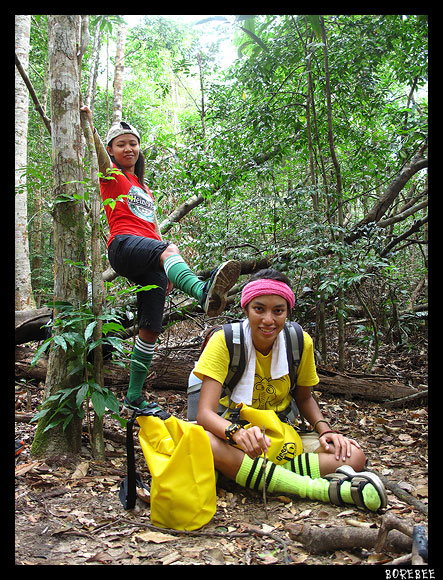 ภาพ : Borebee

จากนั้นก็ก้มหน้าก้มตาเดินงุด ๆ  ๆ จนมาถึงกลางทาง
ภาพนี้โดนหลอกให้ยิ้ม  :cry: :cry: