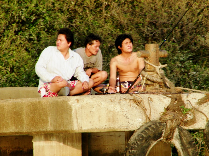  [b]ตั้งวงกินเหล้า...ม่ายได้ปลาม่ายเลิก...[/b] :laughing: :laughing: :laughing: