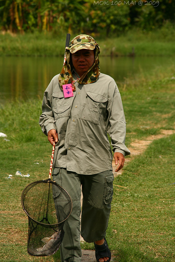 น้า สุพนจ์ ปากน้ำ เดินเอาปลามาชั่งจากท้ายบ่อ............