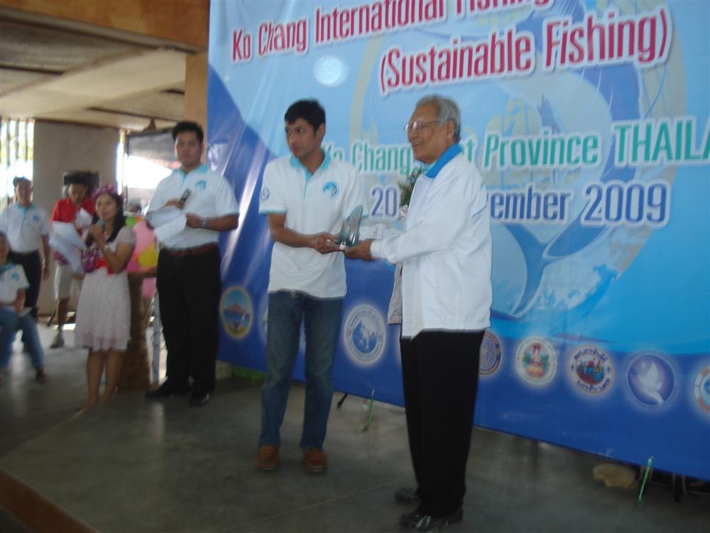ทีมเพื่อนกันได้รับรางวัล  ชนะเลิศ  ป