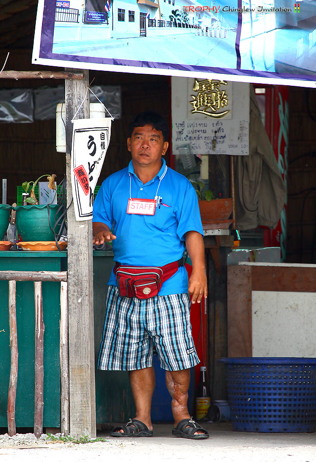 หลังจากพักสายตาแล้วก็มาดูภาพเครียดๆ กันต่อ เป็นรูปเจ้าของร้านราเมงครับ  :laughing: :laughing: :laugh