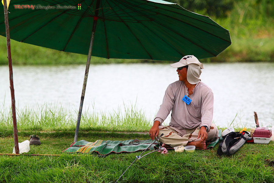 น้าใหญ่จ้องทุ่นแปลกๆ นะครับ ใช้หูฟังเสียงทุ่นตอกหรือเปล่าเนี่ย   :grin: