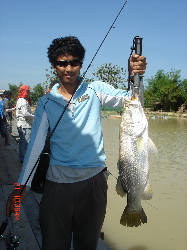 น้าท่านนี้โชว์ปลา สี่โลก่าๆ รับของไปชมนิดหน่อยคับ...... :cool: :cool: :cool: :cool: