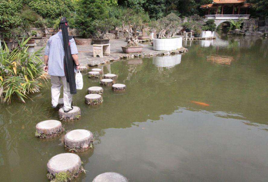 ปลาไม่ตก    เดินชมสวนดีกว่าครับ  ตามมา   