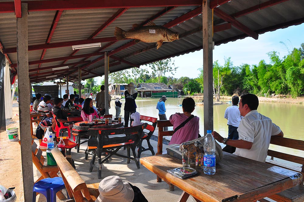 ด้านในซุ้ม ก็จั่ว กับแกล้ม กันไปเรื