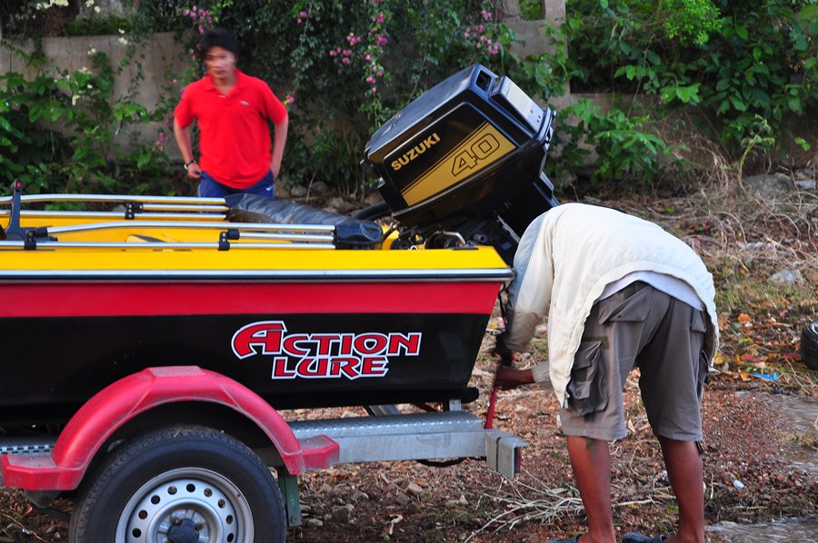 เชือกยึดท้ายเรือ ดันปลดกันไม่เป็น ผมต้องลงมาปลดเองครับ :grin: :grin: