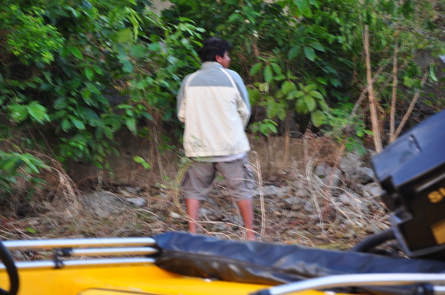 อุ๊ย............ผมกำลังเติมน้ำในเขื่อนให้