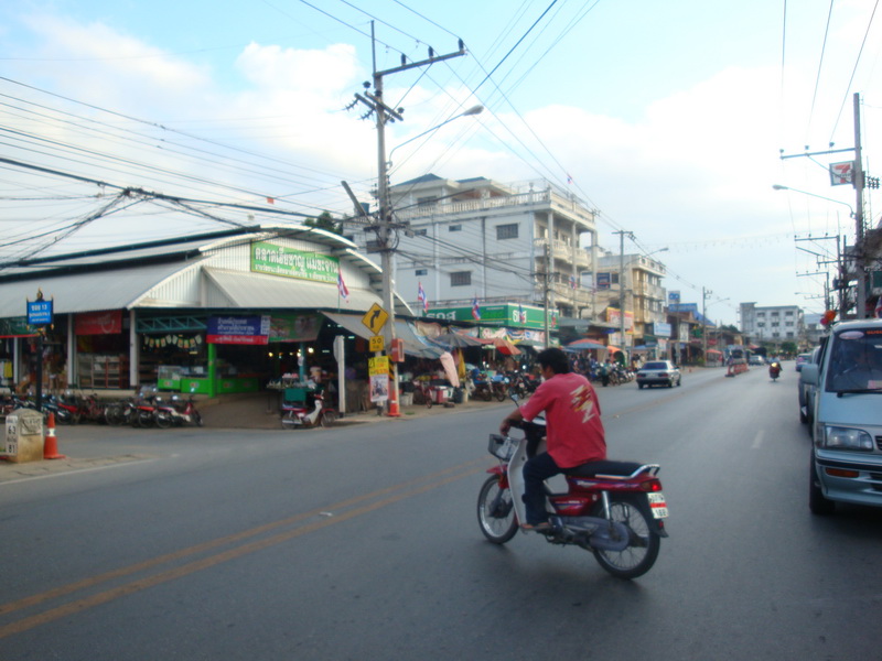 แวะซื้อของกิน ของใช้ ที่ตลาด แม่ขะจาน 