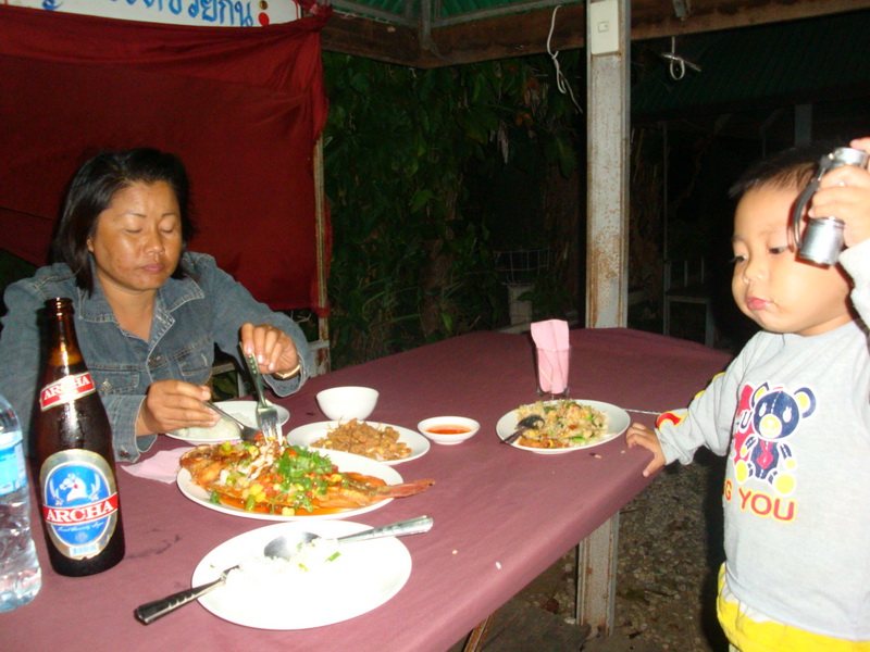 ลมหนาว กระหน่ำเลยครับ ต้องรีบกิน รีบเข้าเต๊นท์