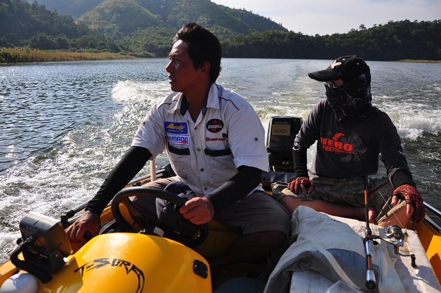 น้ามัสตรงนั้นมีไล่ลูกปลาด้วยเห็นป