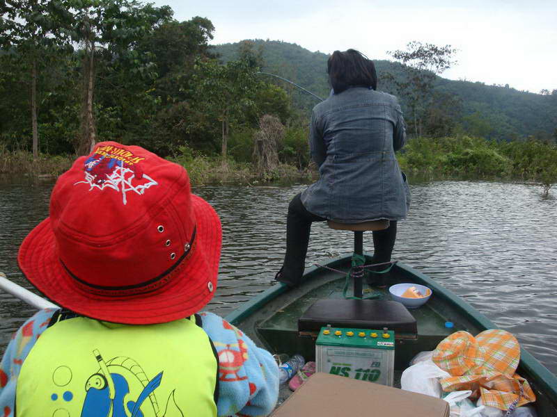 ไม่ต้องบอก ไม่ต้องเรียกหา 
หน้าที่นี้ เคนจอง 
ทุกครั้งบนเรือ ถ้าได้ปลา เคนจะมองหาสวิง โดยอัตโนมัติ