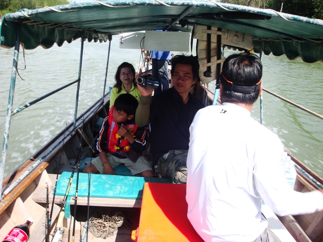 ทุกอย่างพร้อมก็ออกเดินทาง เวลาประมาณ 11.00 น.
สมาชิกรวมทริปถ่ายรูป ถ่ายวีดีโอกันใหญ่

 :cheer: :c
