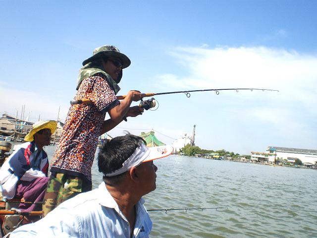เราจอดเรือกันจุดแรก   หน้าแพร่งปากคลองเกาะนก   น้ำกะลังสวยเลยเชียว  เดินเอื่อยๆ :umh: :umh:


และ