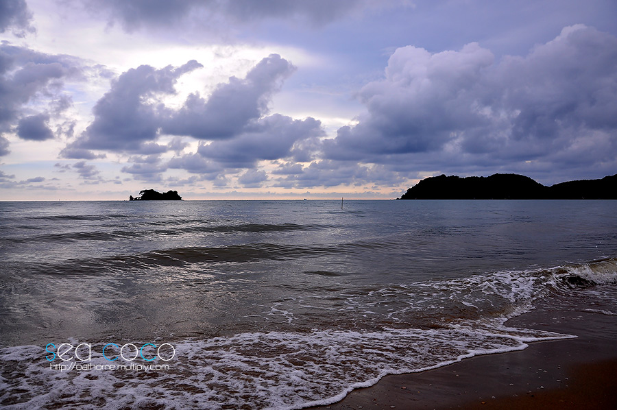 ได้พิซซ่ามาแล้วครับ แวะถ่ายรูปหาดหน้ารีสอร์ทอีกซักรูป....  :cheer: