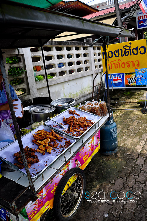 ร้านอยู่แถวๆก๋วยเตี๋ยวชากังราวครับ ผมก็บอกทางไปไม่ค่อยถูกเหมือนกัน

อาศัยมีเจ้าถิ่นนำทางไปครับ... 