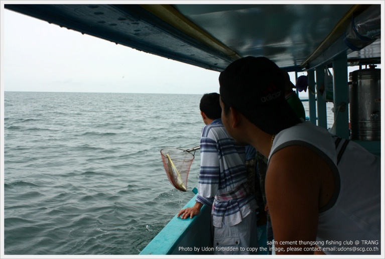 ลงเรือด้วยความทุลักทุเลครับ....ตากล้องไม่กล้าถ่ายรูป
....ไปโผล่อีกทีก้อกลางเลเลย...แหมไวจริงๆ
 :ch
