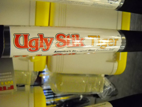 ugly stick ครับคันที่ผมเลือกคือผมใช้ของไม่ระวังมีไอ้นี่ละครับทนมือทนตีนผมไห้นานกว่าเพื่อน :laughing: