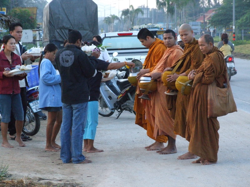 เข้ามาหาอะไรกินก่อนหิวแระเห็นเขาตักบาตรกัน   สาธุ