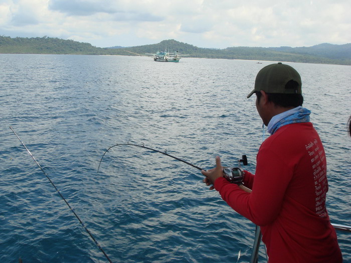 ท้ายเรือตามมาอีกตัวเด้อ
 :mad: :mad: :mad: