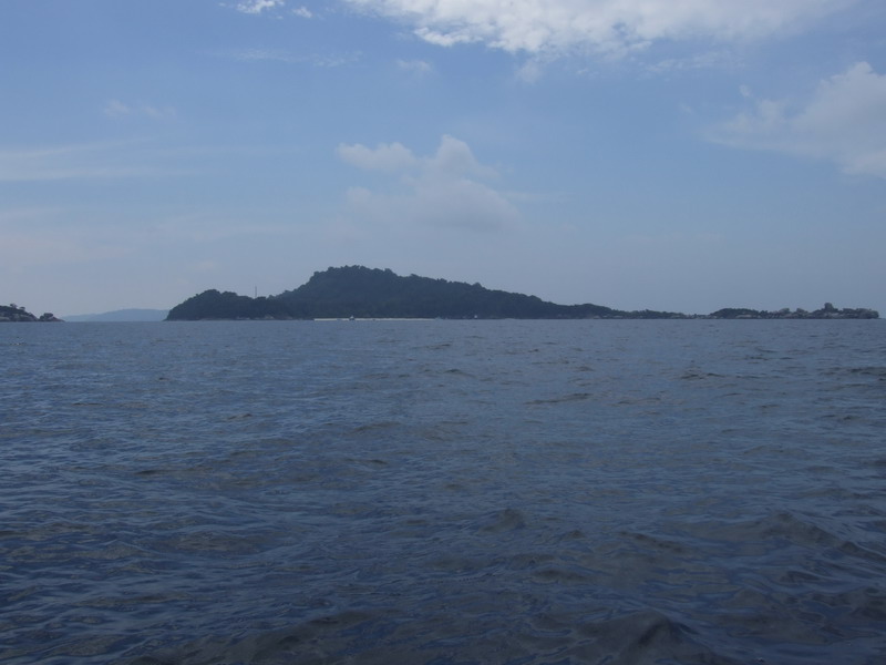 ออกจากเกาะดีกว่าเห็นฝรังสวยๆแระ    :um