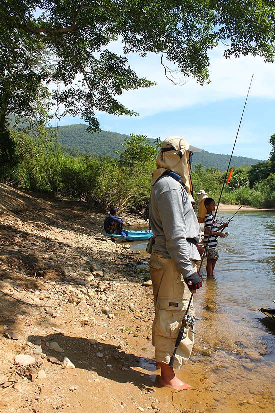 เช้าวันที่สองกินข้าวเรียบร้อยแล้วก็ล่องเรือตกปลาลงเรือยๆ...... :cheer: :cheer: