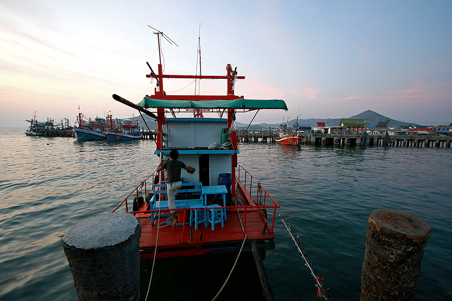 
วันนี้ เราลงเรือลำนี้กัน ครับ

ท้ายเรือ ดูคุ้นเคยมาก เพราะมาลงอยู่บ่อยๆ

 :grin: