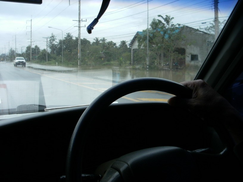ช่วงระหว่างเดินทาง บางจุดน้ำท่วมถนน เพราะฝนได้ตกติดต่อกันมาหลายวันแล้ว