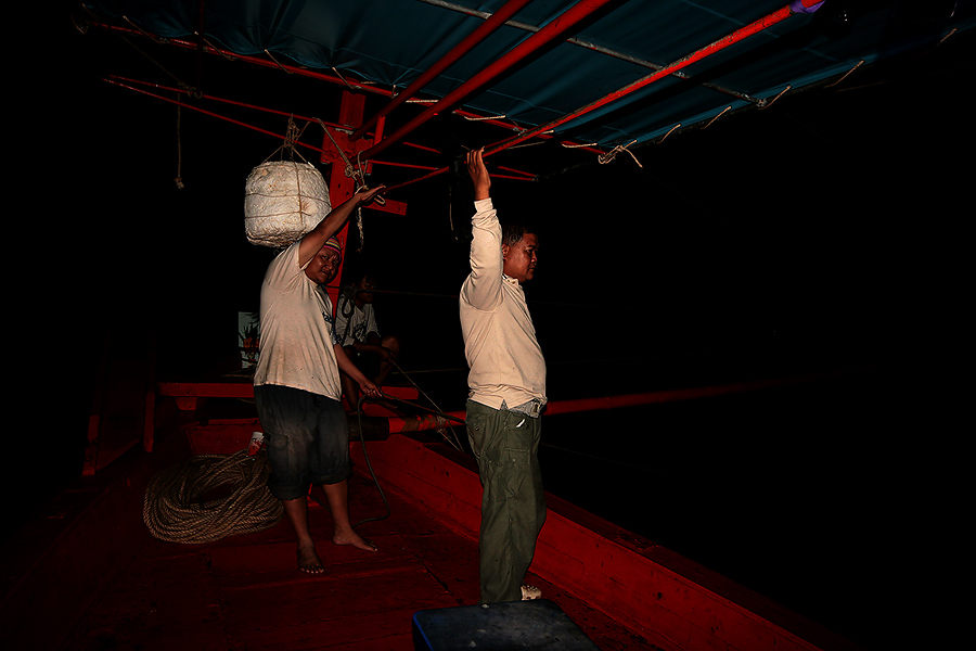 
ได้เวลา ครอบหมึกกันแล้ว

วันนี้ ต้องช่วยไต๋เรืองออกแรง นิดหน่อย

เพราะเด็กเรือ ยังไม่ค่อยคล่อง