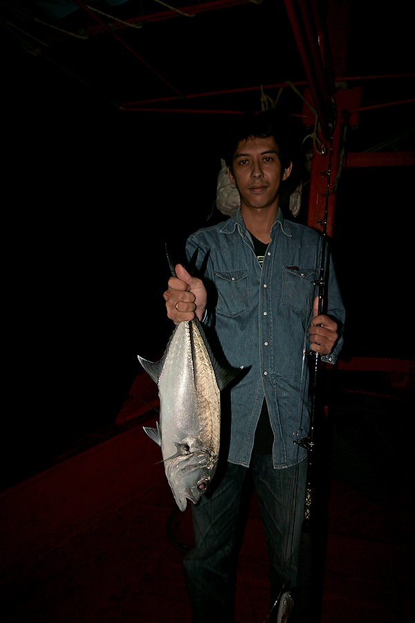 
ที่หัวเรือ  ตาออ๊อฟ  ก็งัดเอาฉักฮื้อ ขึ้นมาเหมือนกัน

ยามนี้ ผมเองคงทนไม่ไหวแล้ว

ไล้ท์ จิ๊กกิ