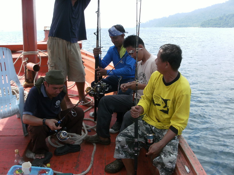 ผ่านไปชั่วโมงกว่า เรือที่มาลากเรามาถึงแล้ว  สมาชิกเลยเก็บอุปกรณ์กัน